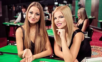 Người chơi trải nghiệm game slot f8et trên điện thoại